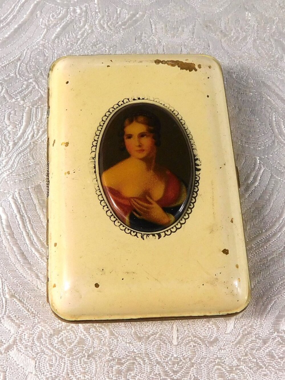 Multi Section Mondaine Compact with Cosmetic Tools # 27933
